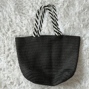 Black beach bag with handles